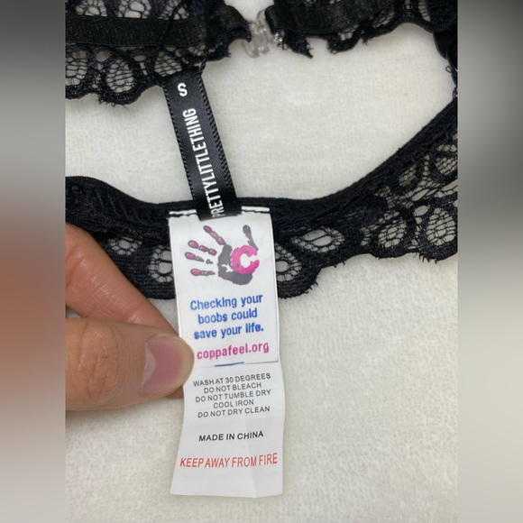 PrettyLittleThing Black Daisy Lace Harness Front Hook Bra - Picture 5 of 5